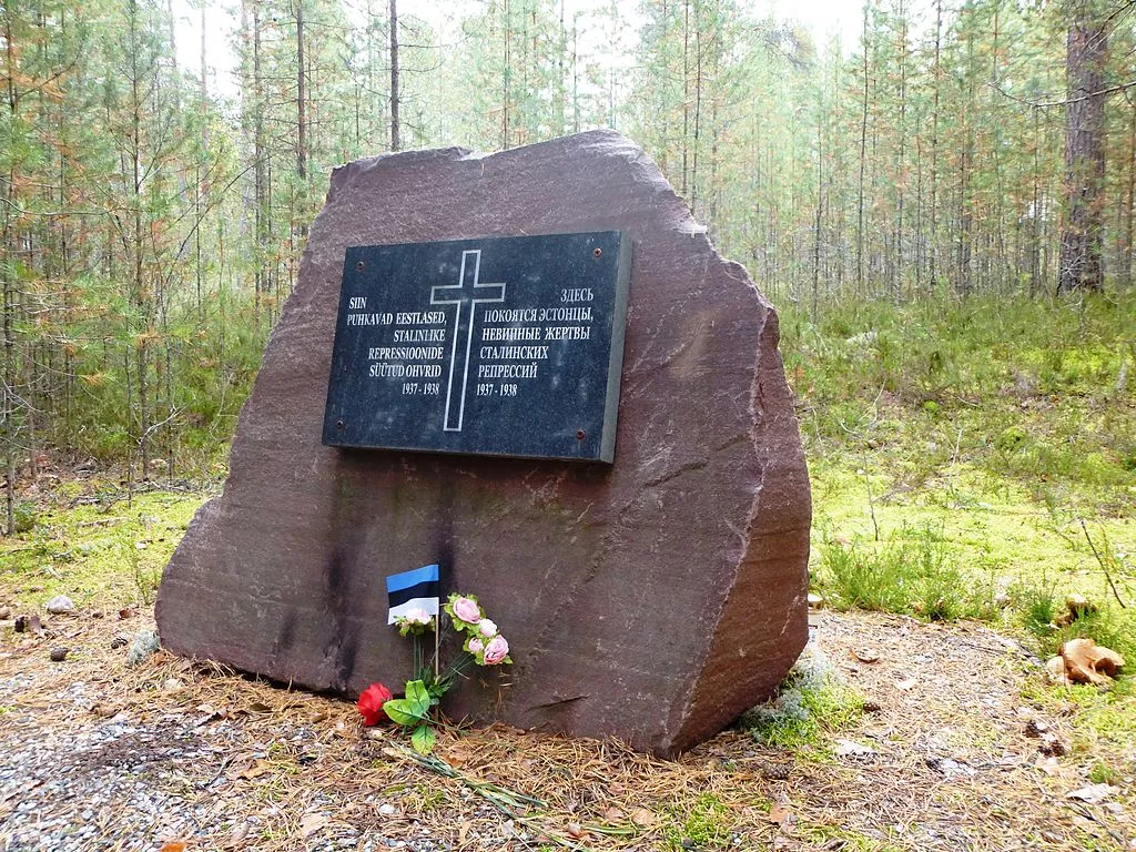 Das Denkmal an der Stelle der Massenexekutionen im Gebiet Sandarmokh nahe der Stadt Medvezhyegorsk, Republik Karelien.
