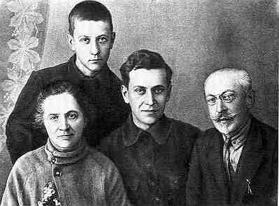 Д.С. Лихачев с родителями и братом Юрием. Весна 1929 г.