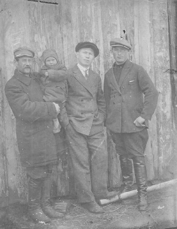 Иван Петрович Губанов (в центре) с отцом и братом Евгением  