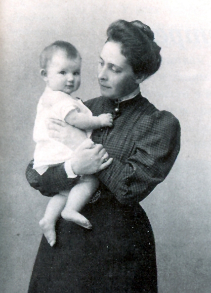 Вера Саввишна Самарина (Мамонтова) с сыном Юрием, 1904 год.