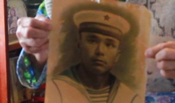 Депортированная крымчанка Абибе Мустафаева с фотографией погибшего отца