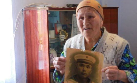 Депортированная крымчанка Абибе Мустафаева с фотографией погибшего отца