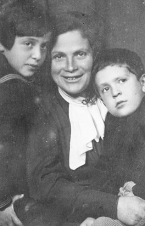 С матерью и старшей сестрой, 1935. Фото: Архив Анатолия Шендеровича