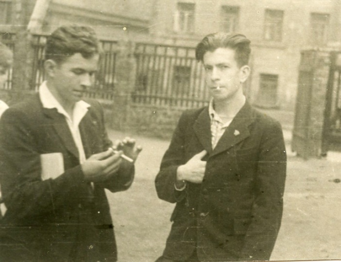 У школы, 1947. Фото: Архив Анатолия Шендеровича