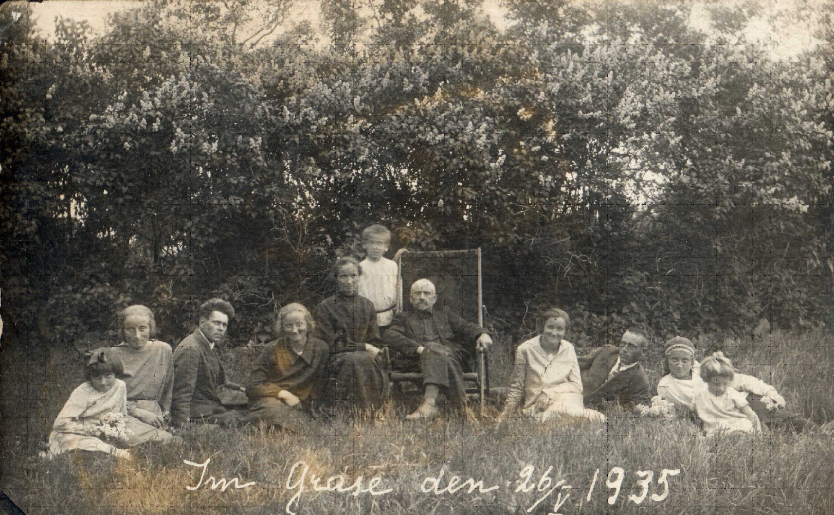 Семья Корнелиуса Гамма во дворе их дома