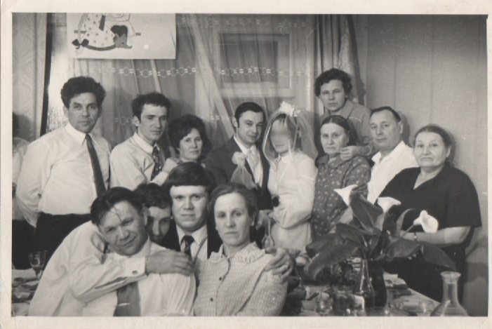 1974 год, Софья Ивановна по левую руку невесты, над ней ее дочь Людмила Петровна, на переднем плане рядом с мужчинами — Валентина Петровна.