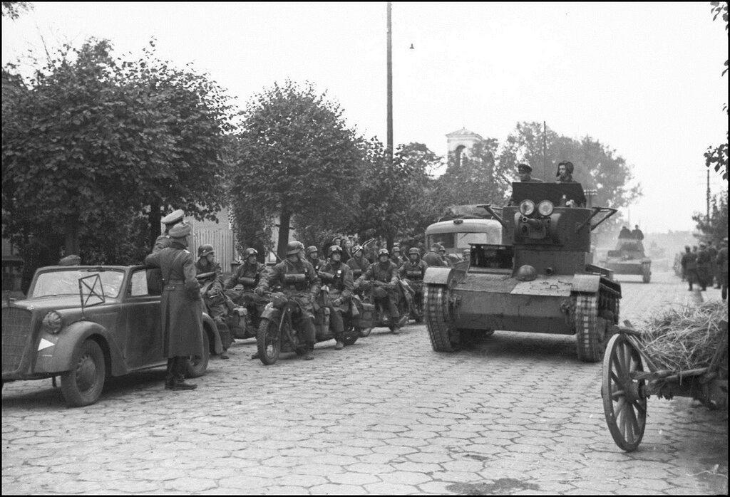 Немцы рассматривают советские танки Т-28, входящие в Брест-Литовск