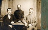 Рейтер Александр Иванович с мужем сестры Отто Готфридовичем Штокманом (в центре) и его племянником Александром Юльевичем Штокманом