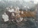 Э.Л. Прицкер в семейном кругу (в верхнем ряду)