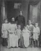 Диакон Феодор Дорофеев, его супруга и их дети (справа налево) Зинаида, Виктор, Валентина  и Капитолина, стоит сестра о. Федора Мария Ефимовна. 1917 год