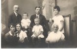 Семейная фотография (1927-1930). Михаил Алифанов (слева вверху), рядом с ним - его сын Кирилл (пойдет на фронт десантником в 16 лет, после войны попадет в Норильлаг). Слева внизу - его жена Валентина (Серебренникова), рядом с ней - их дочь Наталья (актриса)