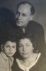 Фотография, на которой мой папа вместе со своим папой и мамой сделана в 1937 году.