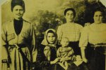 Рядом с ним с ребенком на руках сидит его жена Елизавета Чернуцкая из ст. Архонская.