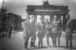 Марк Соболь (третий справа) у Браденбургских ворот