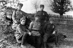 Марк Соболь (сидит крайний слева) с саперами у землянки. Силезия, 1944 г.