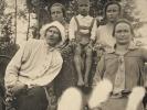 Тощёв Трифон Григорьевич (в панаме финского фасона), Лариса, Лев, Вера, Лидия Ивановна. Весна. Предположительно 1927–1929 годы / Фото: Из личного архива правнучки