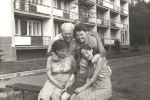 Фотография В.А. Галицкого с Т.В. Петкевич и членами семьи Галицких (Майя, Светлана и Юлия)