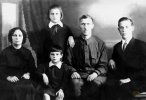 семья Кравченко (слева направо): Степанида Александровна, дочери Светлана, Клара (стоит), Деонисий Ефимович, сын Николай.