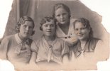 Хильда Таску (вверху) с подругами. Ок. 1935г.
