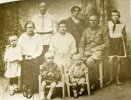 Михась Зарецкий (второй справа) с родственниками. 1926 год