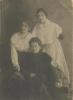 Грюнберг Валентина Николаевна с матерью Агнией Михайловной и сестрой Капитолиной, муж которой также был расстрелян, как 