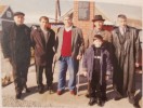 фотография группы людей на фоне памятной доски, установленной на улице имени Братьев Безировых (13 погибших во Второй Мировой Войне и 13 погибших в сталинских лагерях) в сел. Псыгансу, КБР. Все Безировы кабардинцы, старинного дворянского сословия уорков.